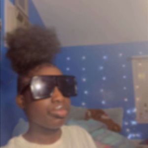 Meet your Posher, Kanisha